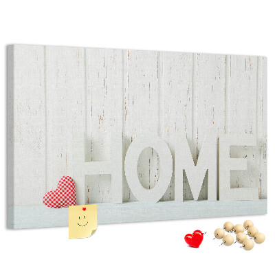 Korktafel mit stilvollem HOME-Schriftzug auf weißem Hintergrund
