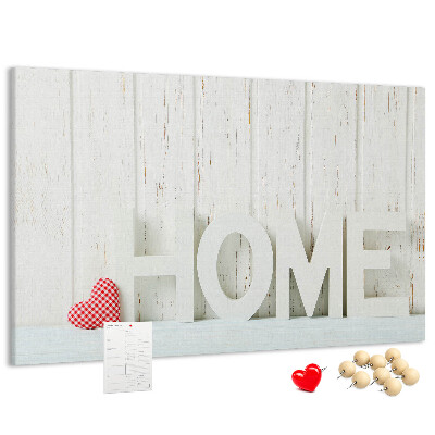Korktafel mit stilvollem HOME-Schriftzug auf weißem Hintergrund