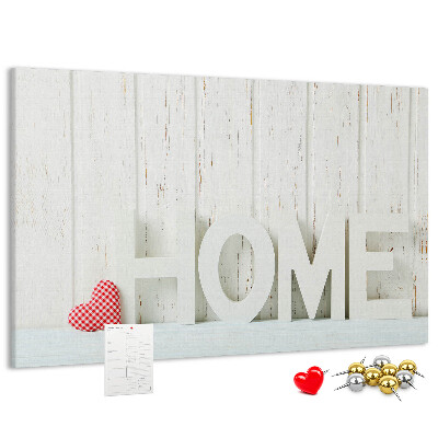 Korktafel mit stilvollem HOME-Schriftzug auf weißem Hintergrund