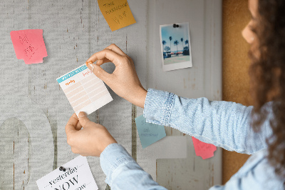 Korktafel mit stilvollem HOME-Schriftzug auf weißem Hintergrund
