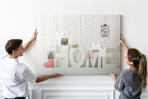 Korktafel mit stilvollem HOME-Schriftzug auf weißem Hintergrund