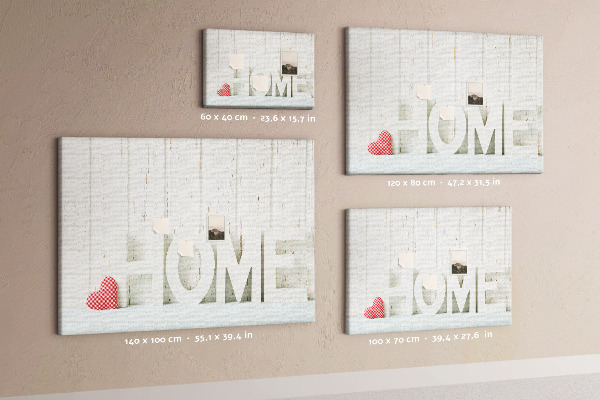 Korktafel mit stilvollem HOME-Schriftzug auf weißem Hintergrund