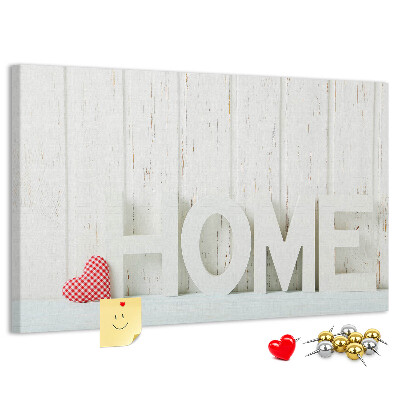 Korktafel mit stilvollem HOME-Schriftzug auf weißem Hintergrund