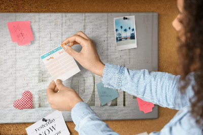 Korktafel mit stilvollem HOME-Schriftzug auf weißem Hintergrund