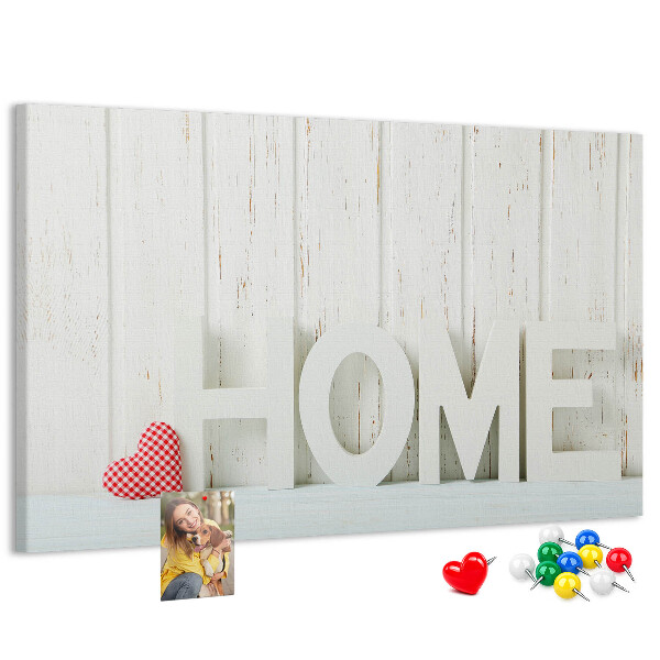 Korktafel mit stilvollem HOME-Schriftzug auf weißem Hintergrund