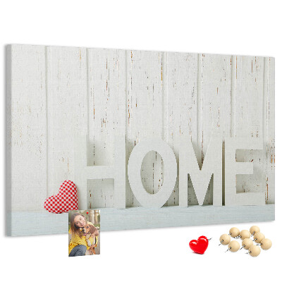 Korktafel mit stilvollem HOME-Schriftzug auf weißem Hintergrund