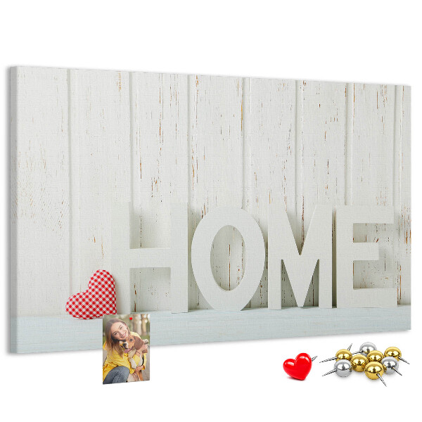 Korktafel mit stilvollem HOME-Schriftzug auf weißem Hintergrund