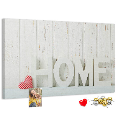 Korktafel mit stilvollem HOME-Schriftzug auf weißem Hintergrund
