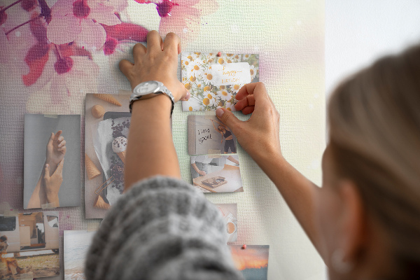 Kork-Pinnwand mit Motiv Blütenzweige in Pastelltönen