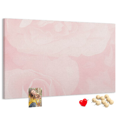 Korkbild mit zarten rosa Rosen im Hintergrund