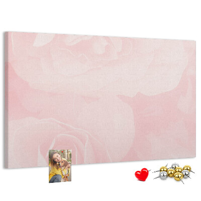 Korkbild mit zarten rosa Rosen im Hintergrund