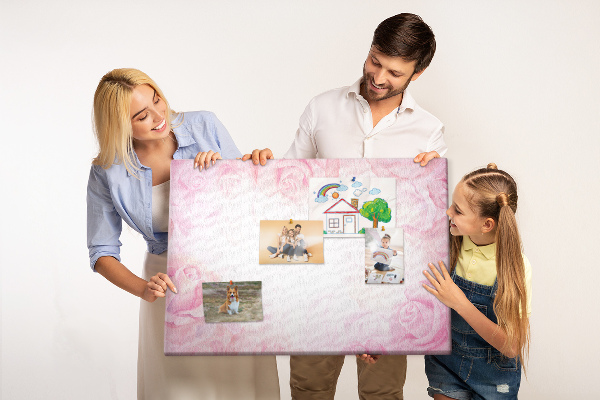 Bild mit Korkrückwand mit Motiv von zarten rosa Rosen