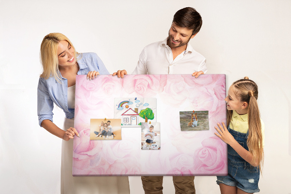 Bild mit Korkrückwand mit Motiv von zarten rosa Rosen