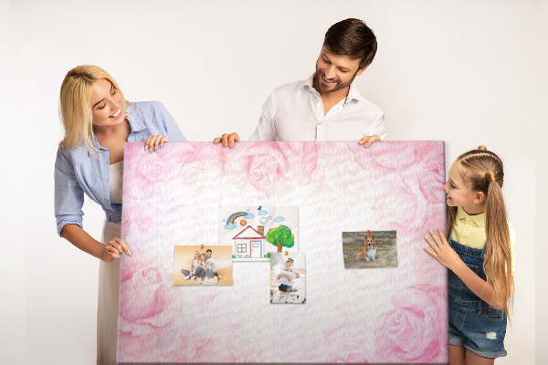 Bild mit Korkrückwand mit Motiv von zarten rosa Rosen