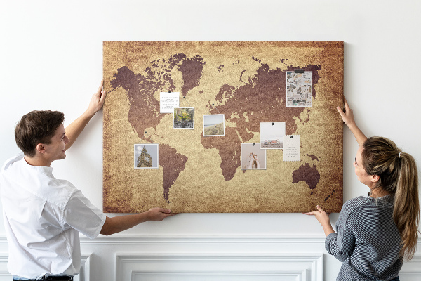 Korktafel mit Motiv einer antiken Weltkarte in Brauntönen