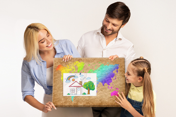 Kork-Pinnwand mit Motiv Weltkarte auf braunem Hintergrund