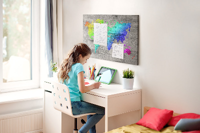 Weltkarte mit Korkrückwand bunte Ausführung auf grauem Hintergrund