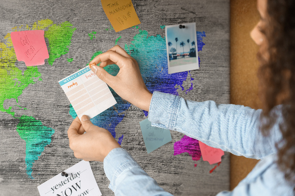 Weltkarte mit Korkrückwand bunte Ausführung auf grauem Hintergrund