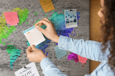 Weltkarte mit Korkrückwand bunte Ausführung auf grauem Hintergrund