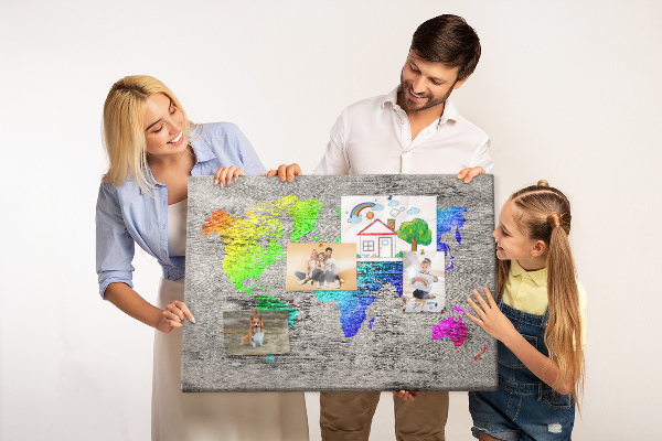 Weltkarte mit Korkrückwand bunte Ausführung auf grauem Hintergrund
