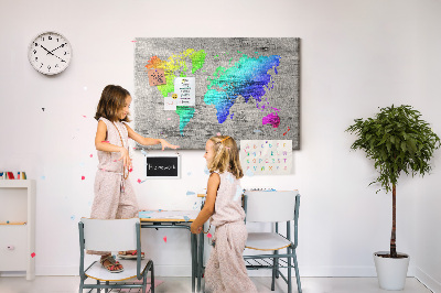 Weltkarte mit Korkrückwand bunte Ausführung auf grauem Hintergrund