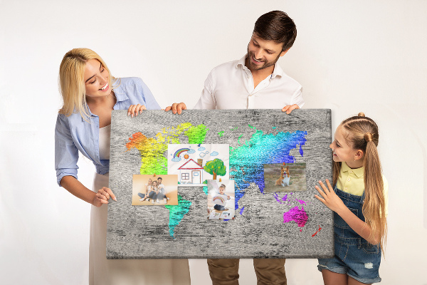Weltkarte mit Korkrückwand bunte Ausführung auf grauem Hintergrund
