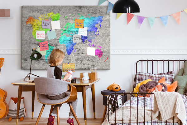 Weltkarte mit Korkrückwand bunte Ausführung auf grauem Hintergrund