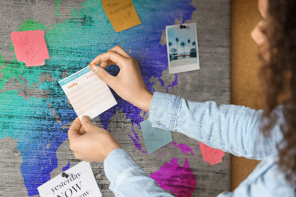 Weltkarte mit Korkrückwand bunte Ausführung auf grauem Hintergrund