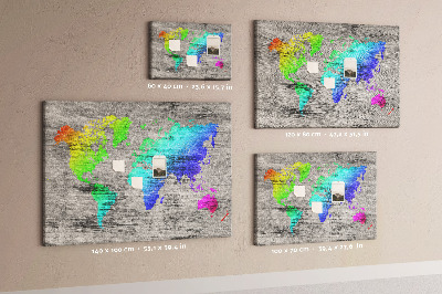 Weltkarte mit Korkrückwand bunte Ausführung auf grauem Hintergrund