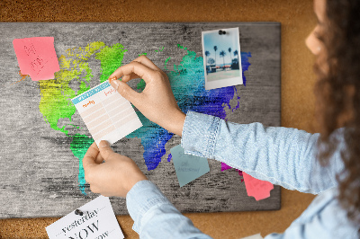 Weltkarte mit Korkrückwand bunte Ausführung auf grauem Hintergrund