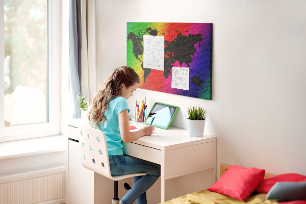 Korktafel mit Weltkartenmotiv in Regenbogenfarben