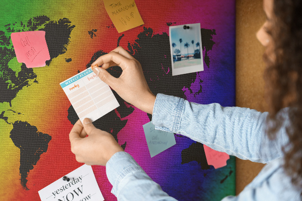 Korktafel mit Weltkartenmotiv in Regenbogenfarben