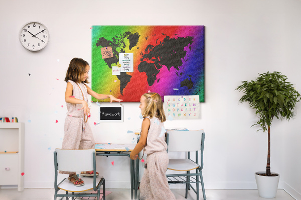 Korktafel mit Weltkartenmotiv in Regenbogenfarben