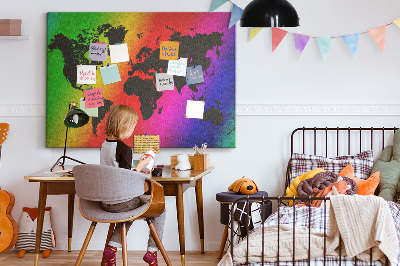 Korktafel mit Weltkartenmotiv in Regenbogenfarben