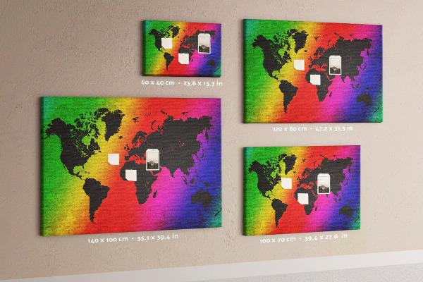 Korktafel mit Weltkartenmotiv in Regenbogenfarben