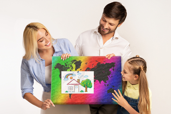 Korktafel mit Weltkartenmotiv in Regenbogenfarben
