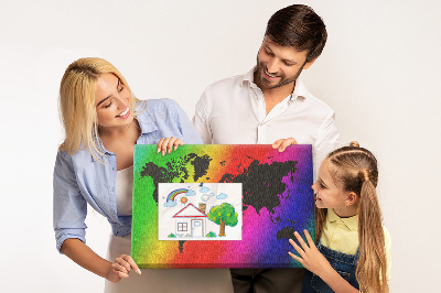 Korktafel mit Weltkartenmotiv in Regenbogenfarben
