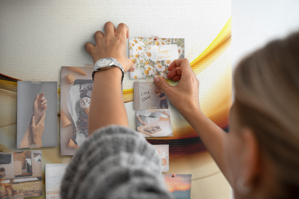 Korkbild goldene Wellen auf neutralem Hintergrund