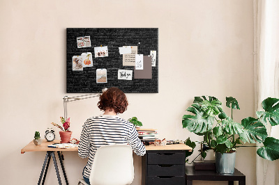 Bild mit Korkrückwand Nahaufnahme einer dunklen strukturierten Backsteinwand