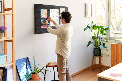 Bild mit Korkrückwand Nahaufnahme einer dunklen strukturierten Backsteinwand