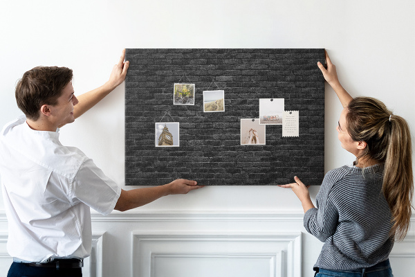 Bild mit Korkrückwand Nahaufnahme einer dunklen strukturierten Backsteinwand