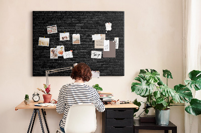 Bild mit Korkrückwand Nahaufnahme einer dunklen strukturierten Backsteinwand