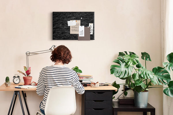 Bild mit Korkrückwand Nahaufnahme einer dunklen strukturierten Backsteinwand