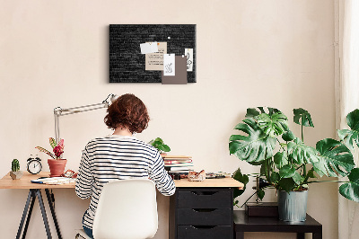 Bild mit Korkrückwand Nahaufnahme einer dunklen strukturierten Backsteinwand