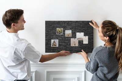 Bild mit Korkrückwand Nahaufnahme einer dunklen strukturierten Backsteinwand