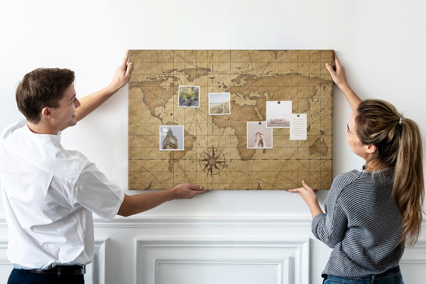 Korktafel mit Motiv einer antiken Weltkarte mit Kompass