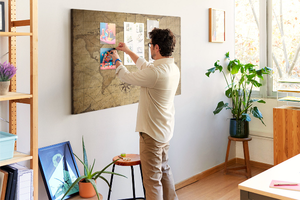 Korktafel mit Motiv einer antiken Weltkarte mit Kompass