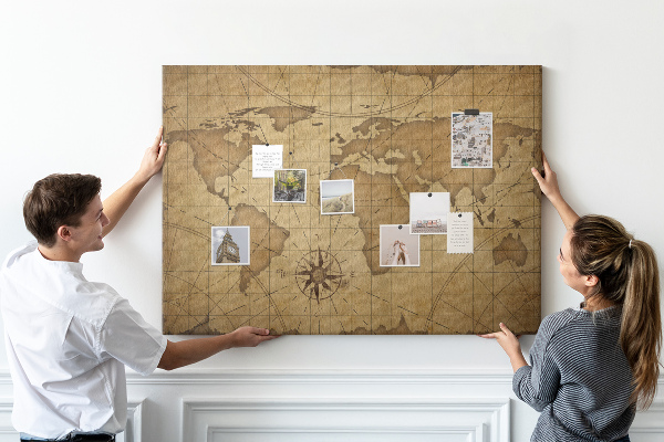 Korktafel mit Motiv einer antiken Weltkarte mit Kompass