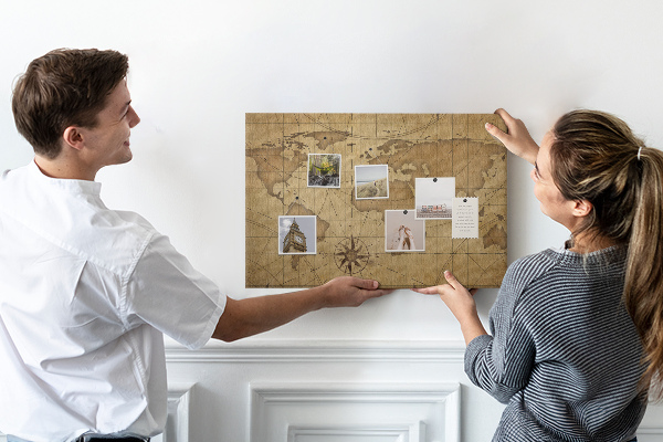 Korktafel mit Motiv einer antiken Weltkarte mit Kompass