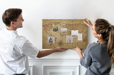 Korktafel mit Motiv einer antiken Weltkarte mit Kompass